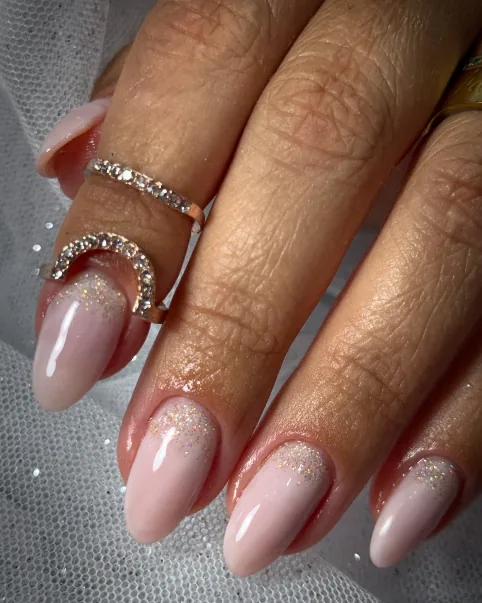 Unhas nude com brilho delicado para produção de noiva