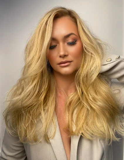 Cabelo loiro com ondas e finalização elegante realizado na Blossom em Blumenau
