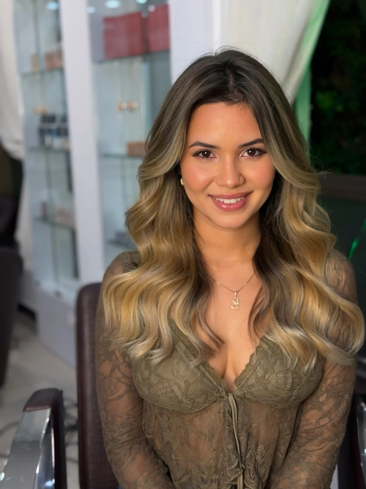 Ondas com movimento e luminosidade realizada na Blossom Beleza & Estética em Blumenau