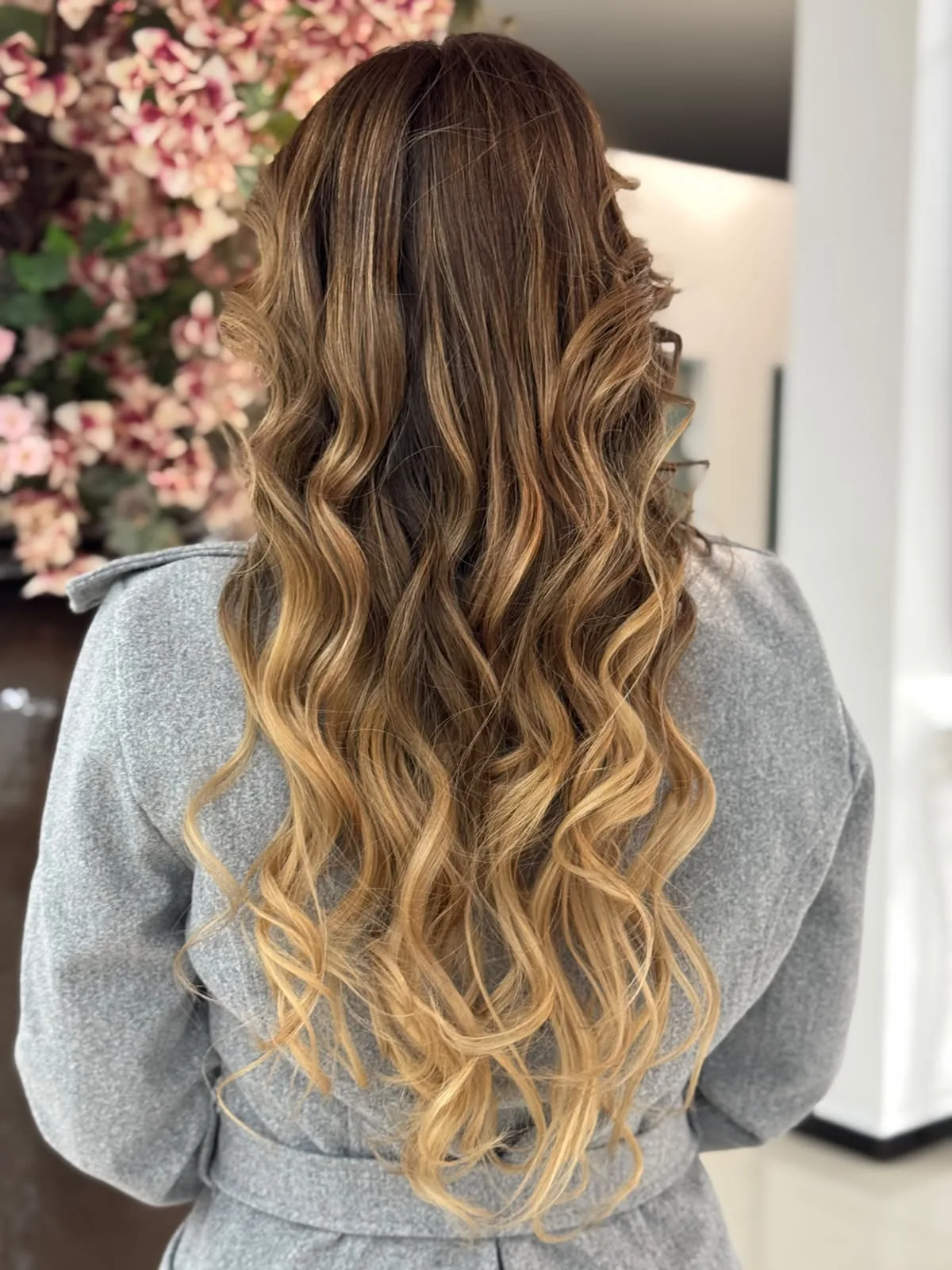 Ondas longas e definidas realizada na Blossom Beleza & Estética em Blumenau