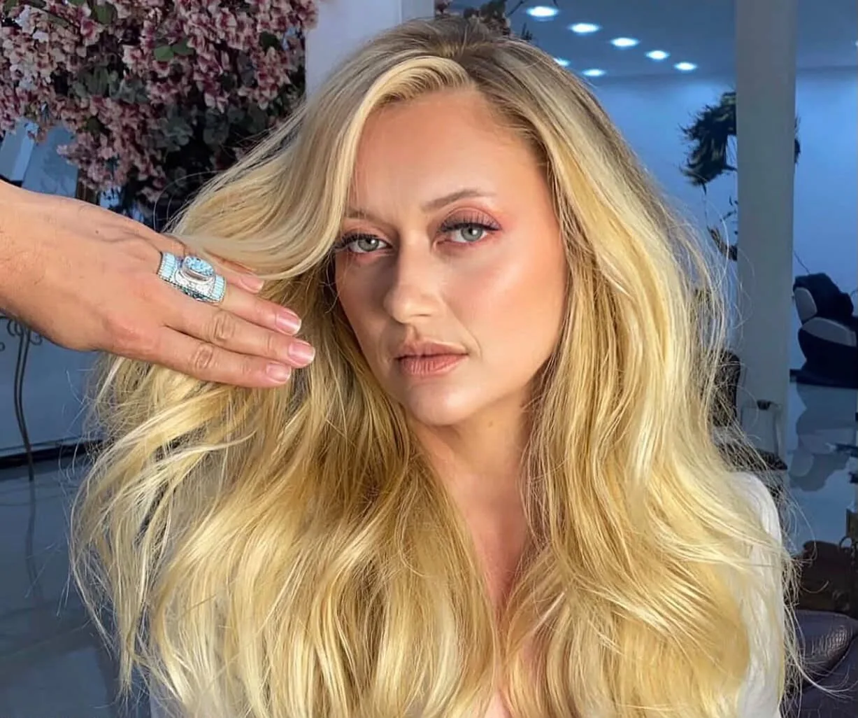 Loiro com volume e textura realizada na Blossom Beleza & Estética em Blumenau