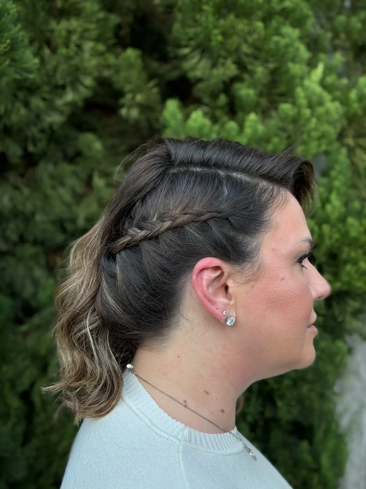 Penteado lateral com trança realizada na Blossom Beleza & Estética em Blumenau